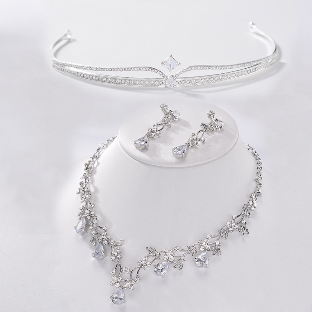 Elegant Silver Jewelry Set with Crystals